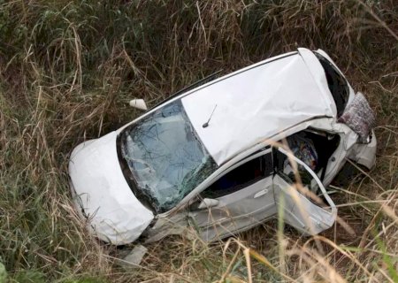 Jovens ficam feridos em capotagem na volta de campeonato.