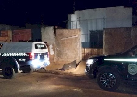 Polícias Civil e Militar resgatam adolescente e prendem quatro pessoas por tráfico de drogas e associação em Anaurilândia.
