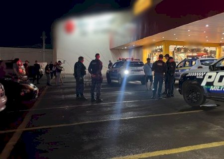 Homem é morto a tiros dentro de hipermercado na capital.