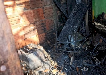 Ivinhema - Fogo destrói parte de residência no bairro Vitória