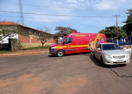 Ivinhema - Acidente entre carro e moto deixa uma pessoa ferida.