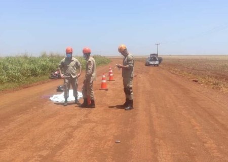 Motociclista morre após colisão com carro em estrada de terra.