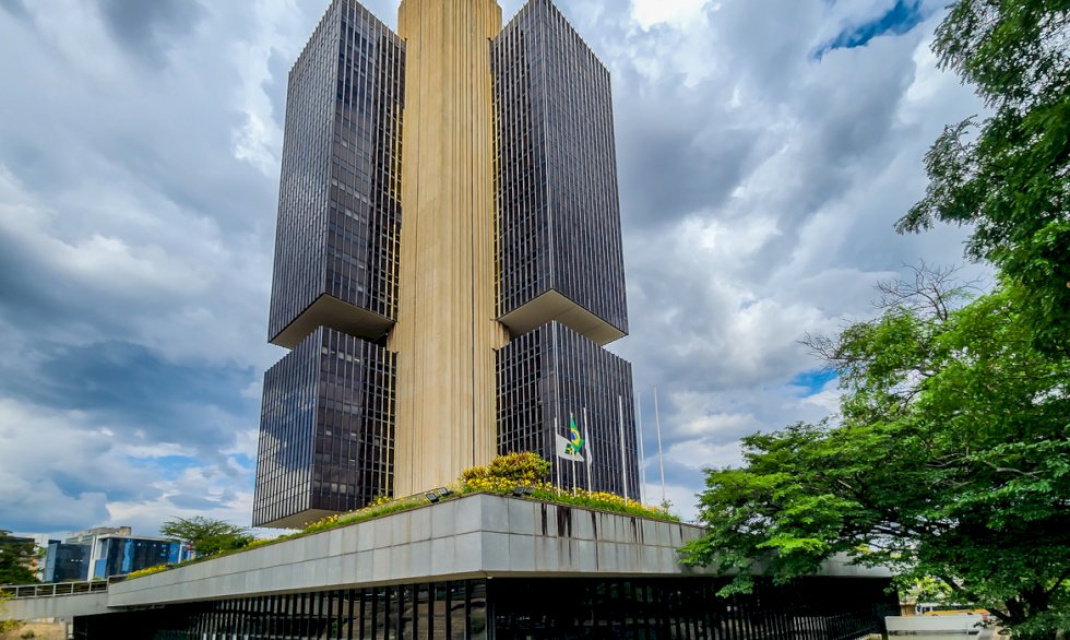 Copom corta Selic pela 3ª vez seguida; taxa básica de juros cai de 12,75% para 12,25% ao ano