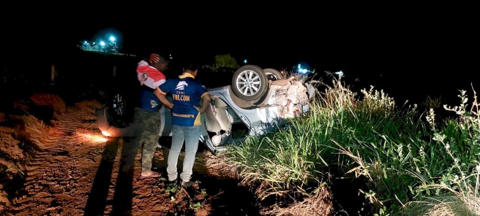 Ivinhema - Capotamento na MS-141 deixa três pessoas com ferimentos leves