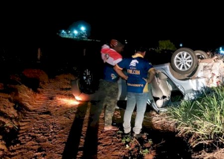 Ivinhema - Capotamento na MS-141 deixa três pessoas com ferimentos leves