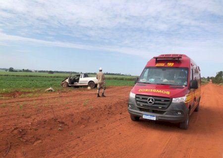 Ivinhema - Motorista capota veiculo após roda dianteira se soltar.