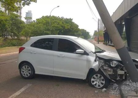 Médica perde controle da direção e atinge carro em poste