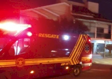 Ivinhema - Motociclista colide moto em placa de sinalização ao tentar passar pelo canto de quebra-molas e fica ferido