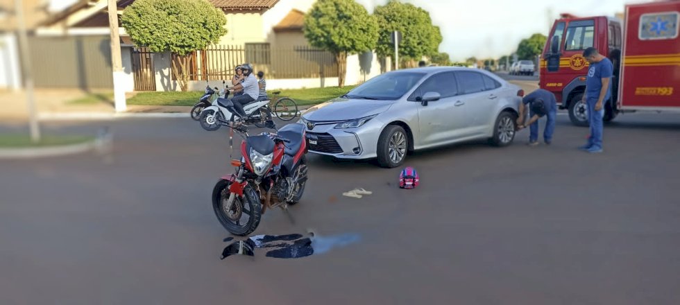 Ivinhema - Acidente entre carro e moto no bairro Centro