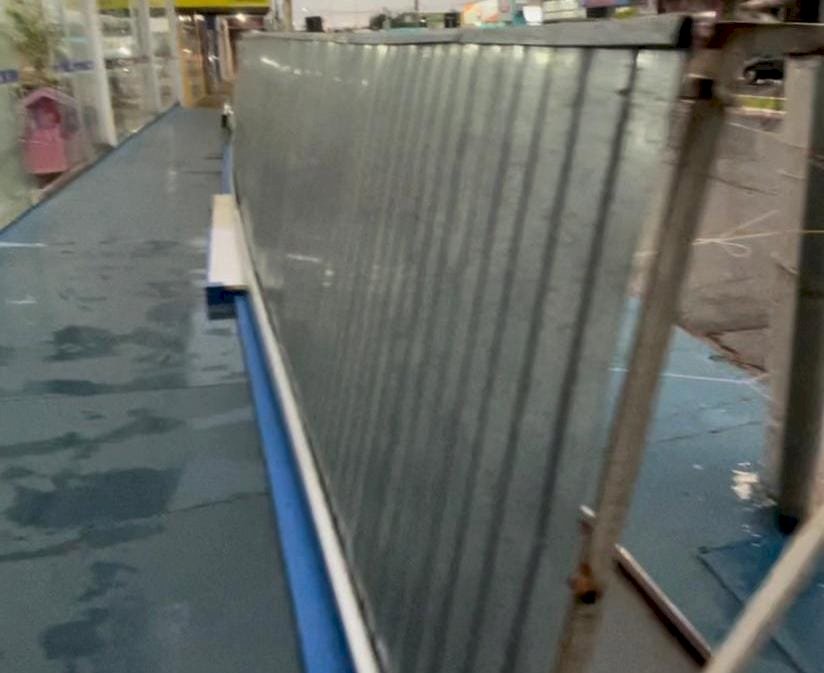 Ivinhema - Forte vendaval derruba fachada de estalecimento comercial