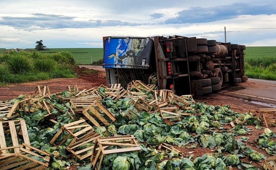 Caminhão carregado com repolhos tomba na MS-276, entre Batayporã e Anaurilândia
