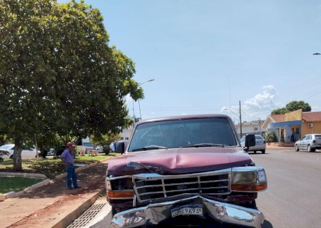 IVINHEMA - Acidente na area urbana envolvendo dois veiculos deixa uma vitima ferida