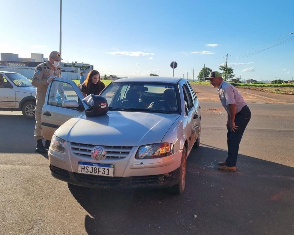 Ivinhema - Acidente envolvendo carro e moto no bairro centro deixa uma mulher ferida