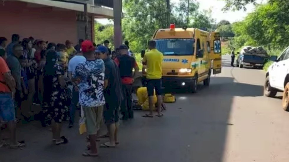 Motociclista morre e menino de 8 anos fica ferido em acidente com caminhão na fronteira