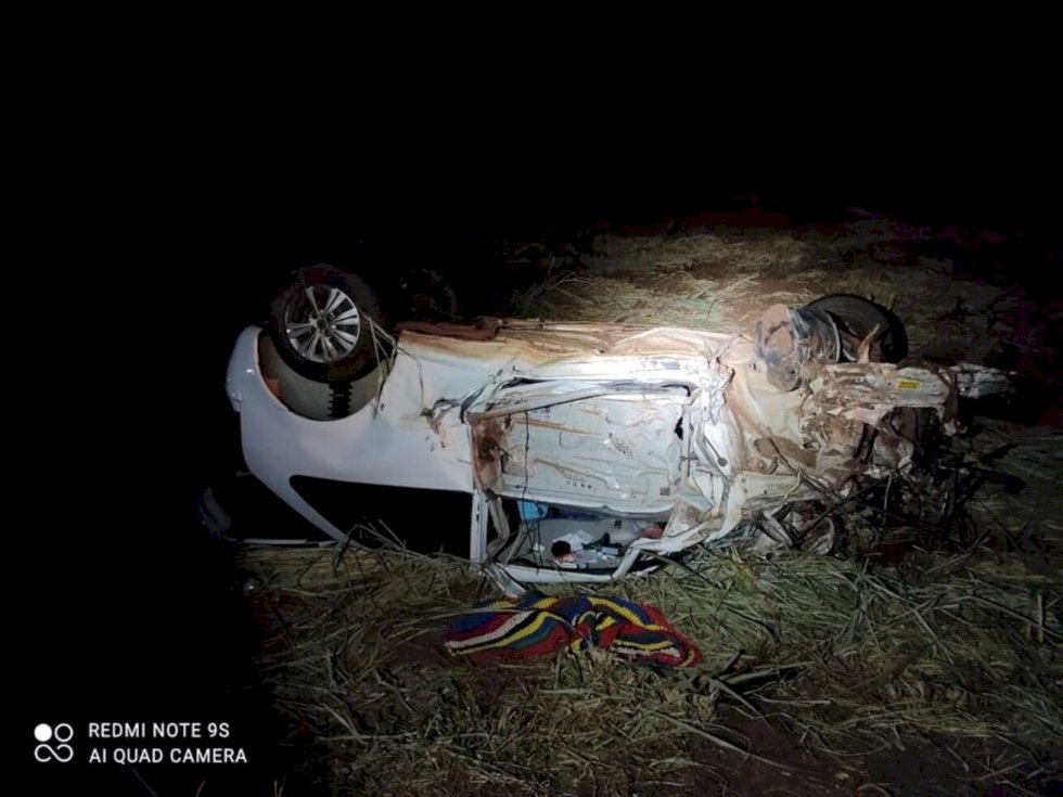 Acidente envolvendo caminhão boiadeiro e dois carros deixa motorista em estado grave