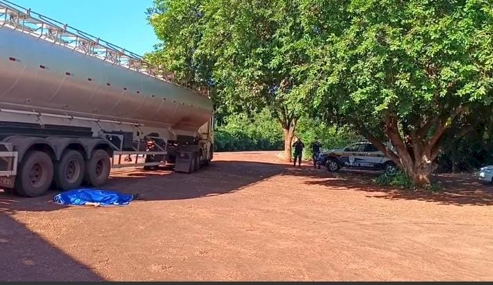 Motorista é encontrado morto com cerca de 04 tiros ao lado de caminhão em cidade no MS