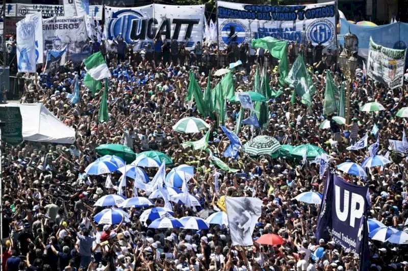 ‘Está destruindo a classe média’: greve geral na Argentina protesta contra reformas de Milei
