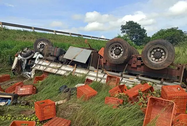 Motorista perde controle, tomba caminhão com frutas na MS-306 e morre