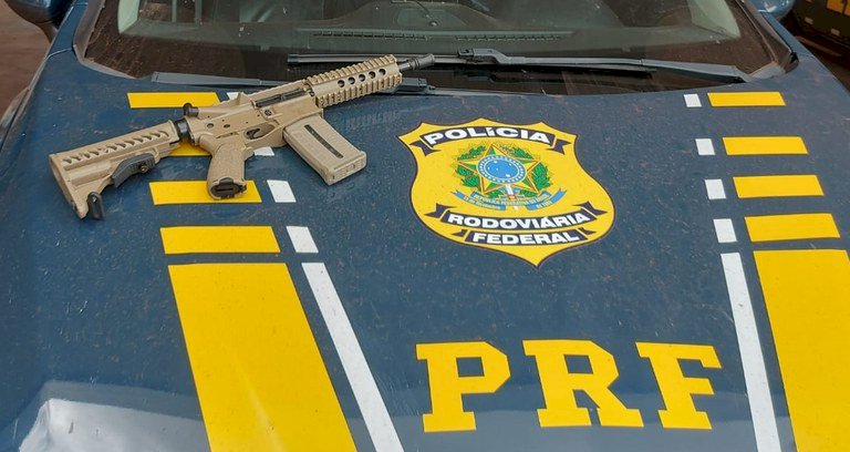PRF e PF apreendem fuzil em ônibus de viagem