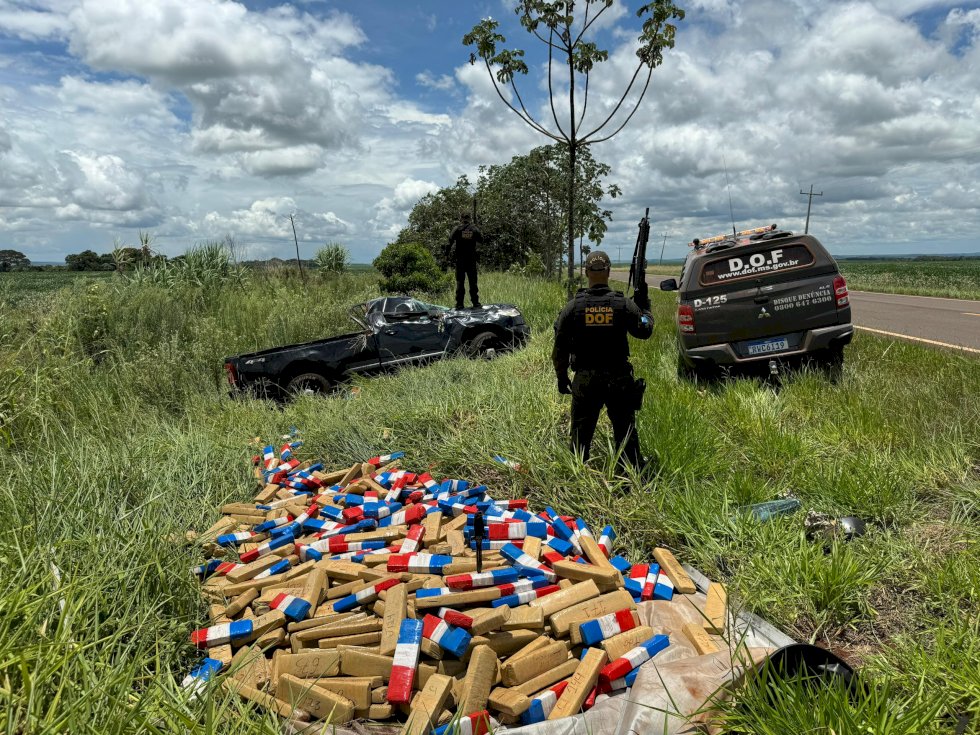 Camionete fura bloqueio do DOF e capota com quase uma tonelada de maconha