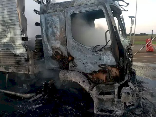 Caminhão com alimentos é destruído por fogo na MS-306
