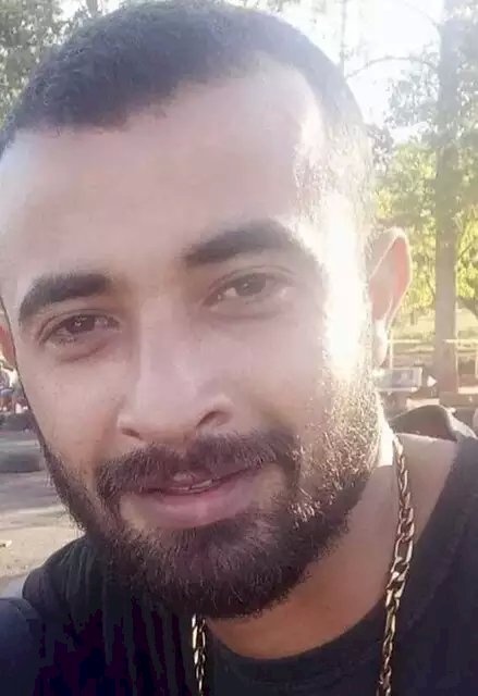 Motociclista de 27 anos morre após bater em lixeira e em cerca de arame