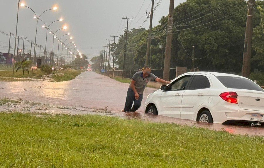 Forte chuva atinge região de Nova Andradina e causa alagamentos e transtornos