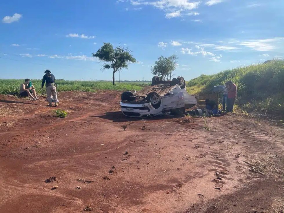 Motorista perde o controle do carro depois de pneu estourar e capota veículo