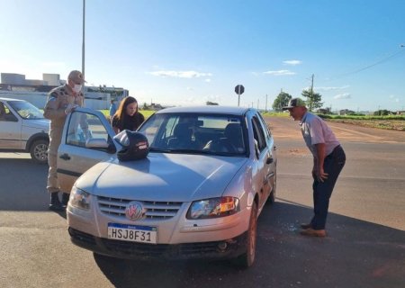 Ivinhema - Acidente envolvendo carro e moto no bairro centro deixa uma mulher ferida