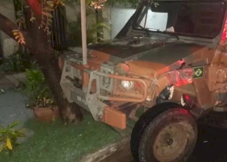 Criminoso furta viatura do Exército de Três Lagoas e abandona veículo após provocar acidente