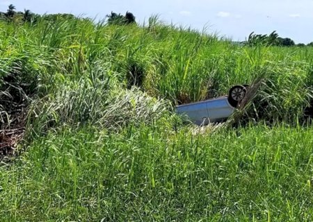 Motorista perde controle e morre ao capotar veículo às margens de rodovia