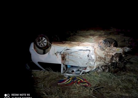 Acidente envolvendo caminhão boiadeiro e dois carros deixa motorista em estado grave