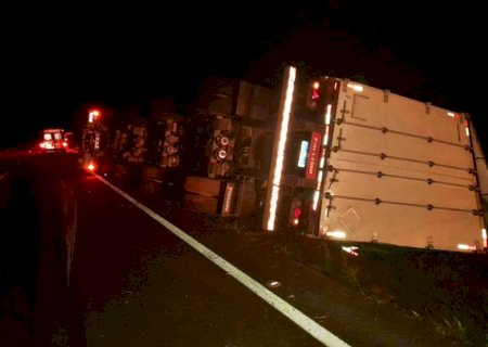 Caminhão tomba na MS-338 entre Santa Rita do Pardo e Bataguassu