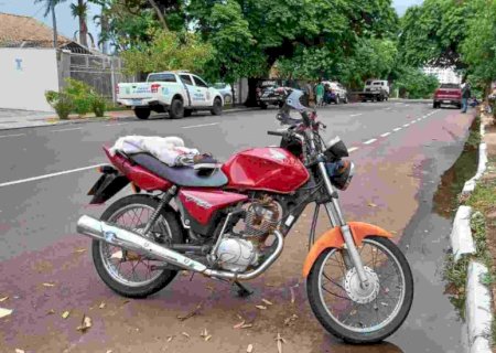Morre motociclista arremessado após ser atingido por caminhonete que furou sinal
