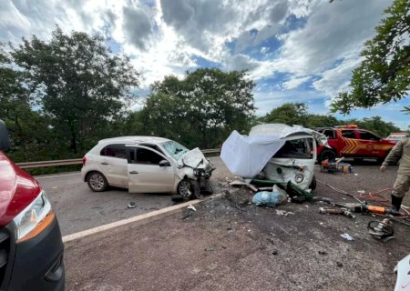 Colisão entre veículos deixa cinco feridos e um morto na BR-262
