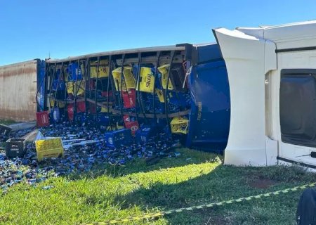 Carreta carregada de cerveja tomba e carga fica às margens da BR-163