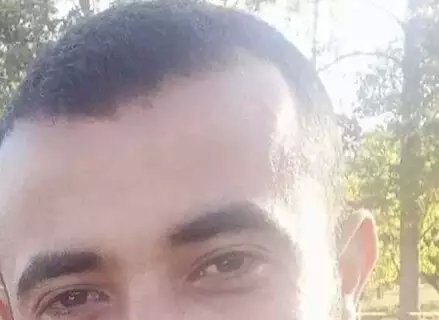 Motociclista de 27 anos morre após bater em lixeira e em cerca de arame