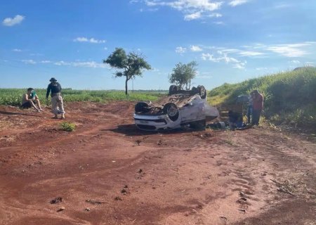 Motorista perde o controle do carro depois de pneu estourar e capota veículo