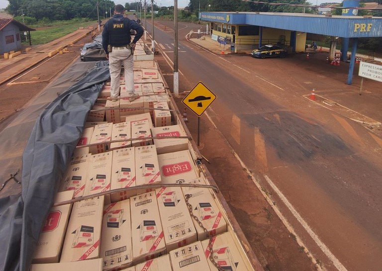 PRF apreende 400 mil maços de cigarros