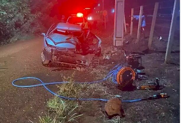 Motorista perde controle da direção bate carro em poste e duas mulheres ficam presas às ferragens