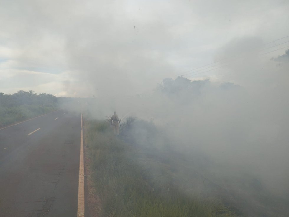 Ivinhema - Bombeiros combate incêndio as margens da rodovia MS 141 no acampamento sem terra