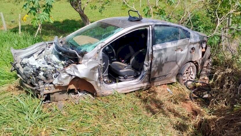 Carro colide em caminhão e quatro passageiros ficam presos às ferragens em MS