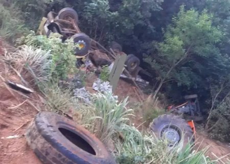 Casal é arremessado de caminhão durante capotagem, mas sobrevive