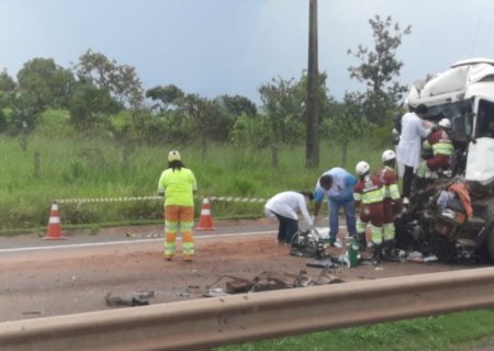 Acidente entre carretas deixa uma pessoa morta e outra ferida em MS