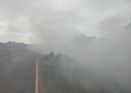 Ivinhema - Bombeiros combate incêndio as margens da rodovia MS 141 no acampamento sem terra