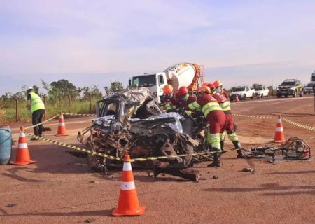 Casal morre em acidente no anel rodoviário e corpos ficam presos nas ferragens