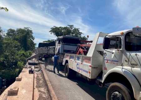 Carreta vai parar dentro de rio após acidente