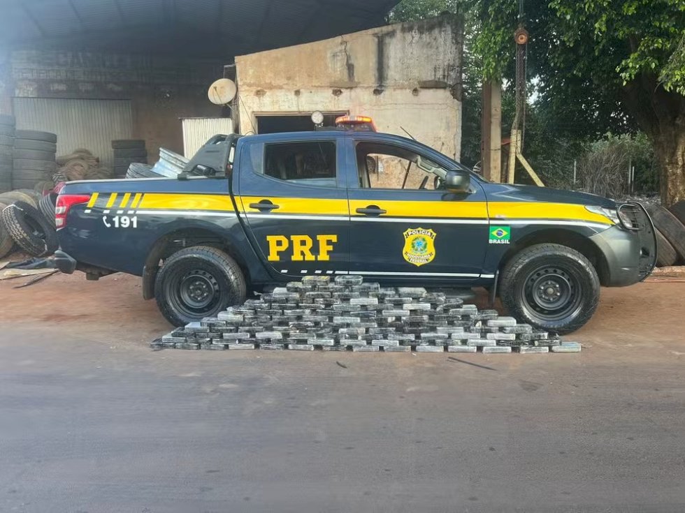PRF faz manutenção de viatura em funilaria e descobre 105 kg de cocaína escondido em pneus de caminhão em MS