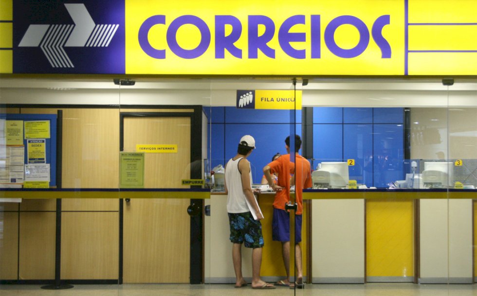Brasileiras e brasileiros podem negociar dívidas nas agências dos Correios