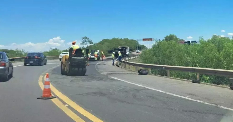 Motociclista fura \'pare e siga\' em rodovia, atinge trator e morre